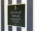 Panneau directionnel en plexiglas noir perforé -restaurant, chambre,  salle petit-déjeuner et terrasse