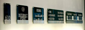 5 plaques signalétiques en verre noir et caractères en relief